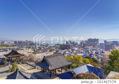 滋賀　三井寺展望台から見下ろす大津市街（南院札所伽藍）　 101467579