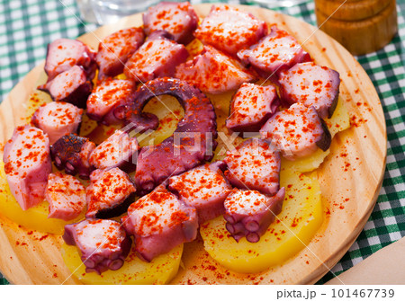 Pulpo a la gallega 101467739