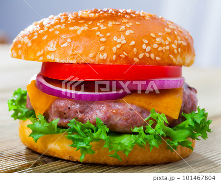 Cheeseburger with beef patty 101467804