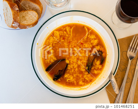 Arroz caldoso de marisco 101468251