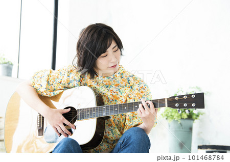 ギターを弾く若い女性 101468784