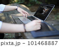 日本の自然の中パソコンとペンタブを使う女性 101468887