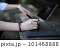 日本の自然の中パソコンとペンタブを使う女性 101468888