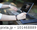 日本の自然の中パソコンとペンタブを使う女性 101468889