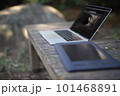 日本の自然の中にあるパソコンとペンタブ 101468891