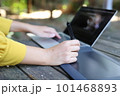 日本の自然の中パソコンとペンタブを使う女性 101468893