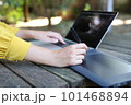 日本の自然の中パソコンとペンタブを使う女性 101468894