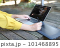 日本の自然の中パソコンとペンタブを使う女性 101468895