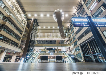 早朝の誰もいない大阪駅2階 中央北口 アトリウム広場 早朝の誰もいない大阪駅2階 中央北口 アトリウム広場 101469050