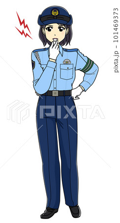 警笛を吹く夏服の女性警察官（全身） 101469373