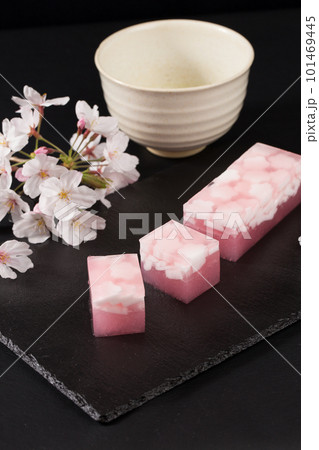 桜イメージの寒天羊羹と抹茶 桜イメージの寒天羊羹と抹茶 101469445