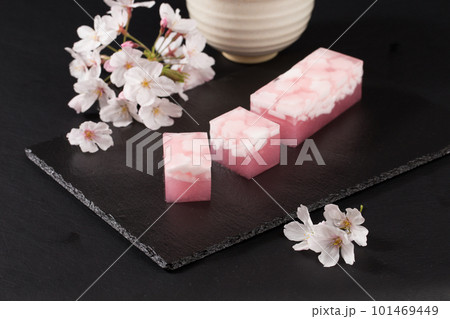 桜イメージの寒天羊羹と抹茶 桜イメージの寒天羊羹と抹茶 101469449