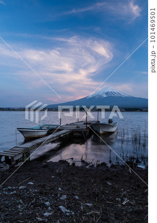 夕暮れの河口湖　湖岸から眺める富士 101469501