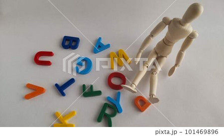 ポージングする人形とアルファベットの素材写真 101469896