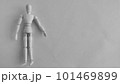 ポージングする人形のモノクロ素材写真 101469899
