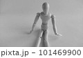 ポージングする人形のモノクロ素材写真 101469900