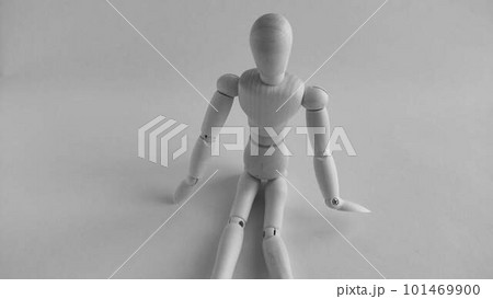 ポージングする人形のモノクロ素材写真 101469900