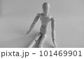 ポージングする人形のモノクロ素材写真 101469901