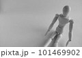 ポージングする人形のモノクロ素材写真 101469902