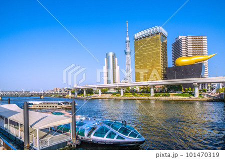 日本の東京都市景観 浅草水上バス乗船場で出航を待つエメラルダス。奥はジュビリー。左奥に電車 101470319