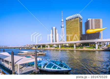 日本の東京都市景観 浅草水上バス乗船場で出航を待つエメラルダス。奥はジュビリー。左奥に電車 日本の東京都市景観 浅草水上バス乗船場で出航を待つエメラルダス。奥はジュビリー。左奥に電車 101470320