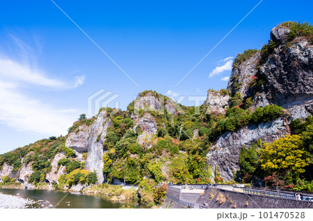 青空に映える壮大な耶馬渓風景 (紅葉風景と山国川)「大分県中津市本耶馬溪町」 青空に映える壮大な耶馬渓風景 (紅葉風景と山国川)「大分県中津市本耶馬溪町」 101470528