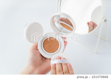 クッションファンデーションでメイク中 クッションファンデーションでメイク中 101470666