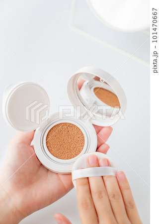 クッションファンデーションでメイク中 101470667