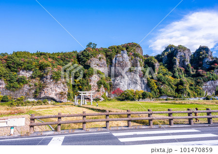 青空に映える壮大な耶馬渓(パノラマ風景) (紅葉風景と鳥居)「大分県中津市本耶馬溪町」 青空に映える壮大な耶馬渓(パノラマ風景) (紅葉風景と鳥居)「大分県中津市本耶馬溪町」 101470859