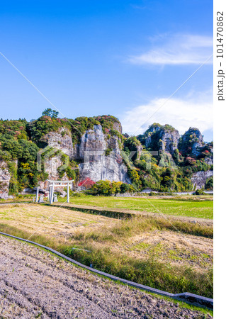 青空に映える壮大な耶馬渓(田園風景) (紅葉風景と鳥居)「大分県中津市本耶馬溪町」 青空に映える壮大な耶馬渓(田園風景) (紅葉風景と鳥居)「大分県中津市本耶馬溪町」 101470862