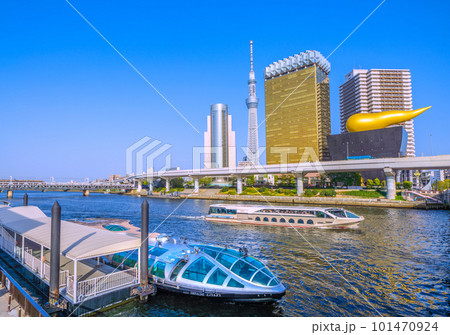 日本の東京都市景観 浅草水上バス乗船場で出航を待つエメラルダス。奥はジュビリー。左奥に珍スペーシア 101470924