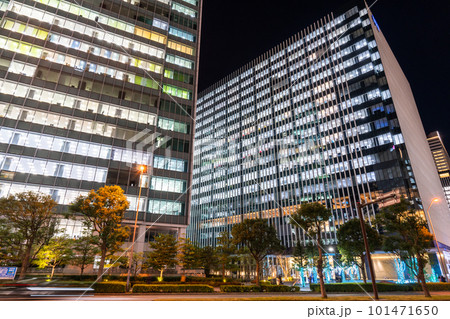 《神奈川県》横浜みなとみらい・オフィスビル群全館ライトアップ夜景 《神奈川県》横浜みなとみらい・オフィスビル群全館ライトアップ夜景 101471650