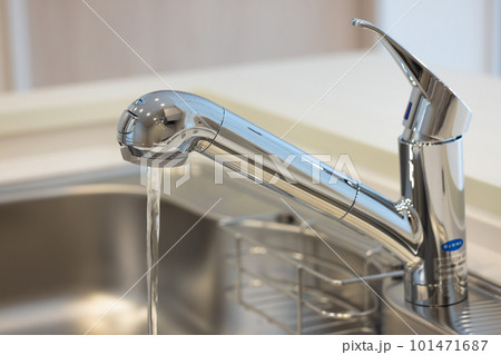 キッチンの水道 101471687