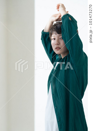 光を感じる若い女性 光を感じる若い女性 101473270