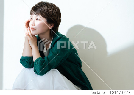 光を感じる若い女性 101473273