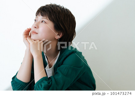 光を感じる若い女性 101473274