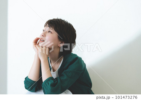 光を感じる若い女性 光を感じる若い女性 101473276