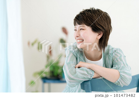 自宅で楽しそうに笑う若い女性 自宅で楽しそうに笑う若い女性 101473482