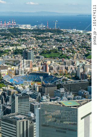 【神奈川県】横浜スタジアムと周辺の街並み 101474111