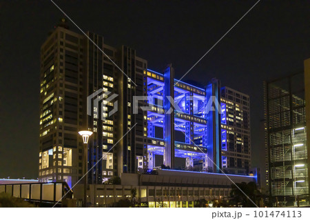 夜のお台場のフジテレビの社屋 101474113