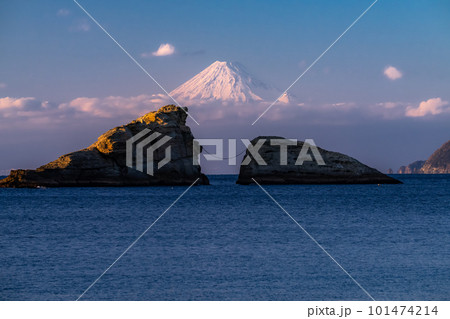 《静岡県》富士山と牛着岩・雲見海岸のながめ 《静岡県》富士山と牛着岩・雲見海岸のながめ 101474214