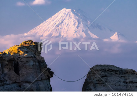 《静岡県》富士山と牛着岩・雲見海岸のながめ 《静岡県》富士山と牛着岩・雲見海岸のながめ 101474216
