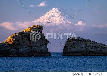 《静岡県》富士山と牛着岩・雲見海岸のながめ 101474217