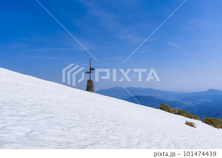 冬の谷川岳・青空と雪原とケルン 冬の谷川岳・青空と雪原とケルン 101474439