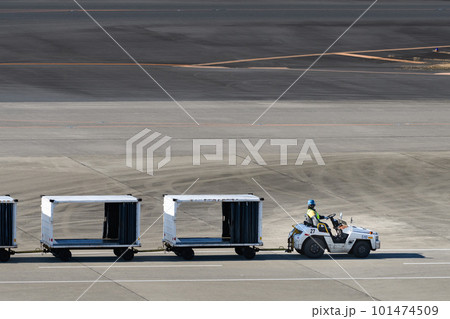 成田空港運航中のトーイングトラクター 成田空港運航中のトーイングトラクター 101474509