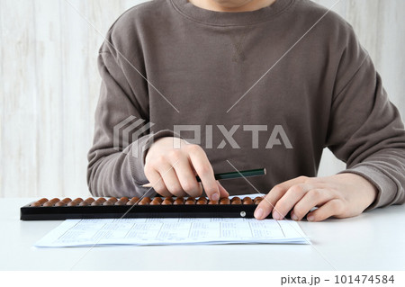 そろばんの練習をする子供 そろばんの練習をする子供 101474584
