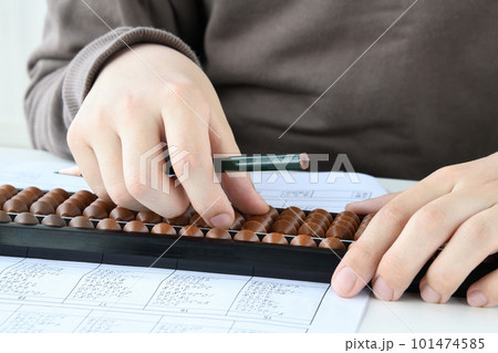 そろばんの練習をする子供の手元 101474585