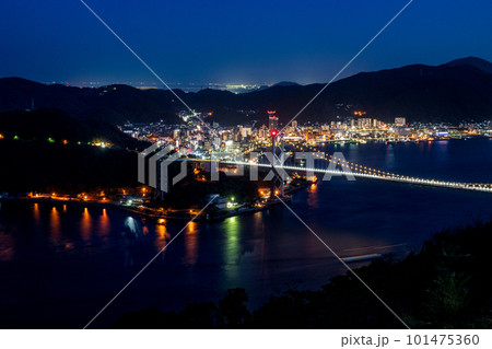 門司と下関に架かる関門橋と関門海峡の夜景 101475360