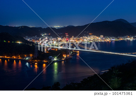 門司と下関に架かる関門橋と関門海峡の夜景 101475361
