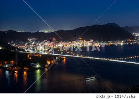門司と下関に架かる関門橋と関門海峡の夜景 101475362